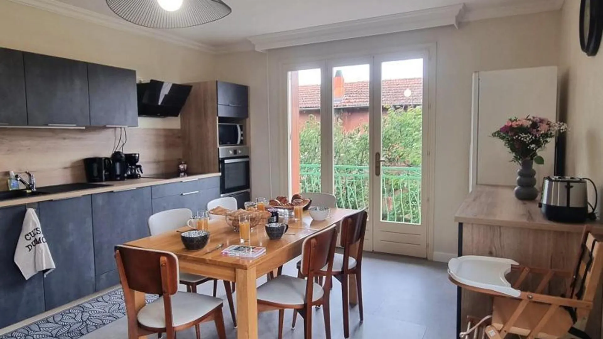 Gite Spacieux Avec Terrasse, Cheminee, Wifi Et Parking A Roanne - Fr-1-496-337 Semesterbostad