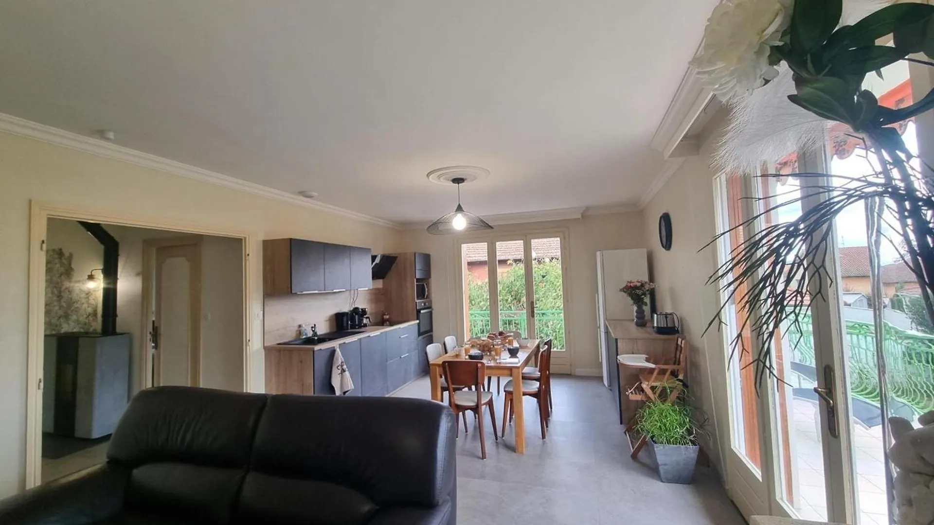 Gite Spacieux Avec Terrasse, Cheminee, Wifi Et Parking A Roanne - Fr-1-496-337
