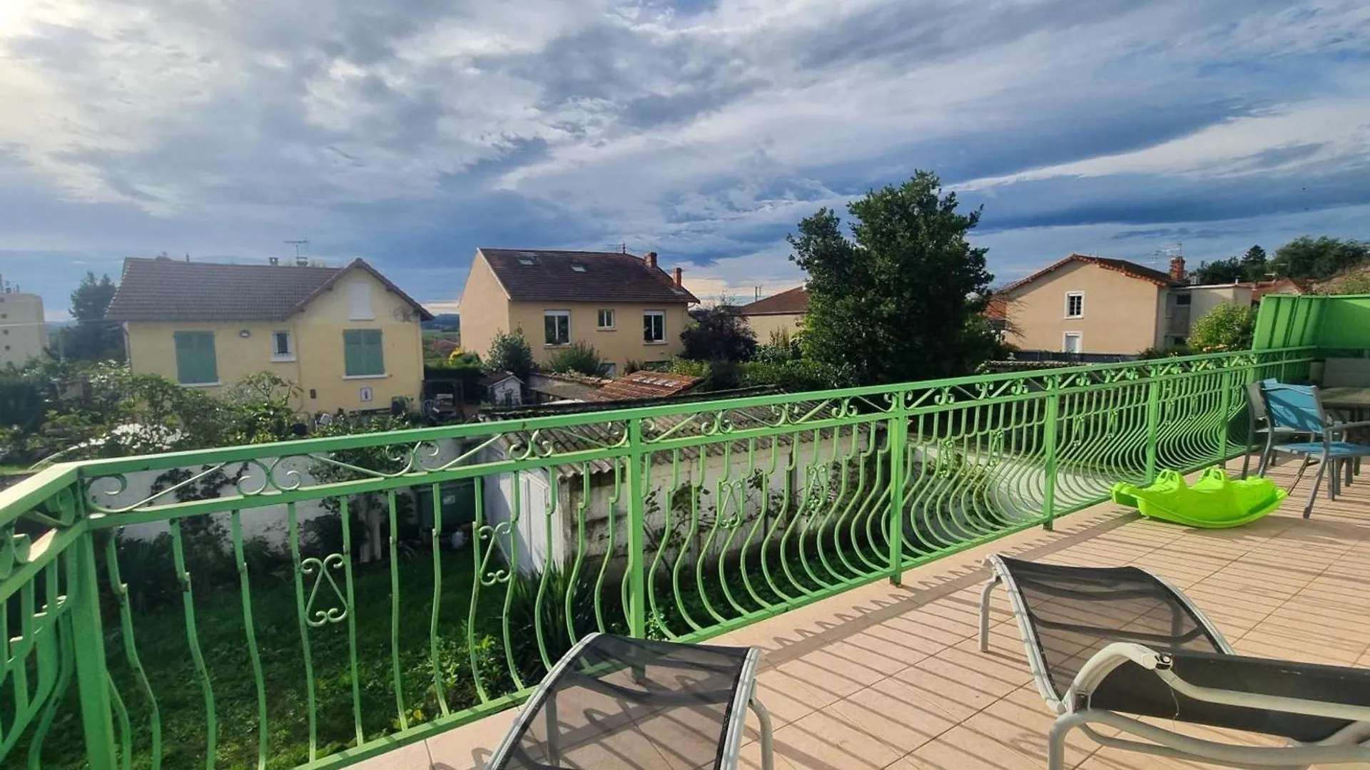 Gite Spacieux Avec Terrasse, Cheminee, Wifi Et Parking A Roanne - Fr-1-496-337 0*,  Frankrike