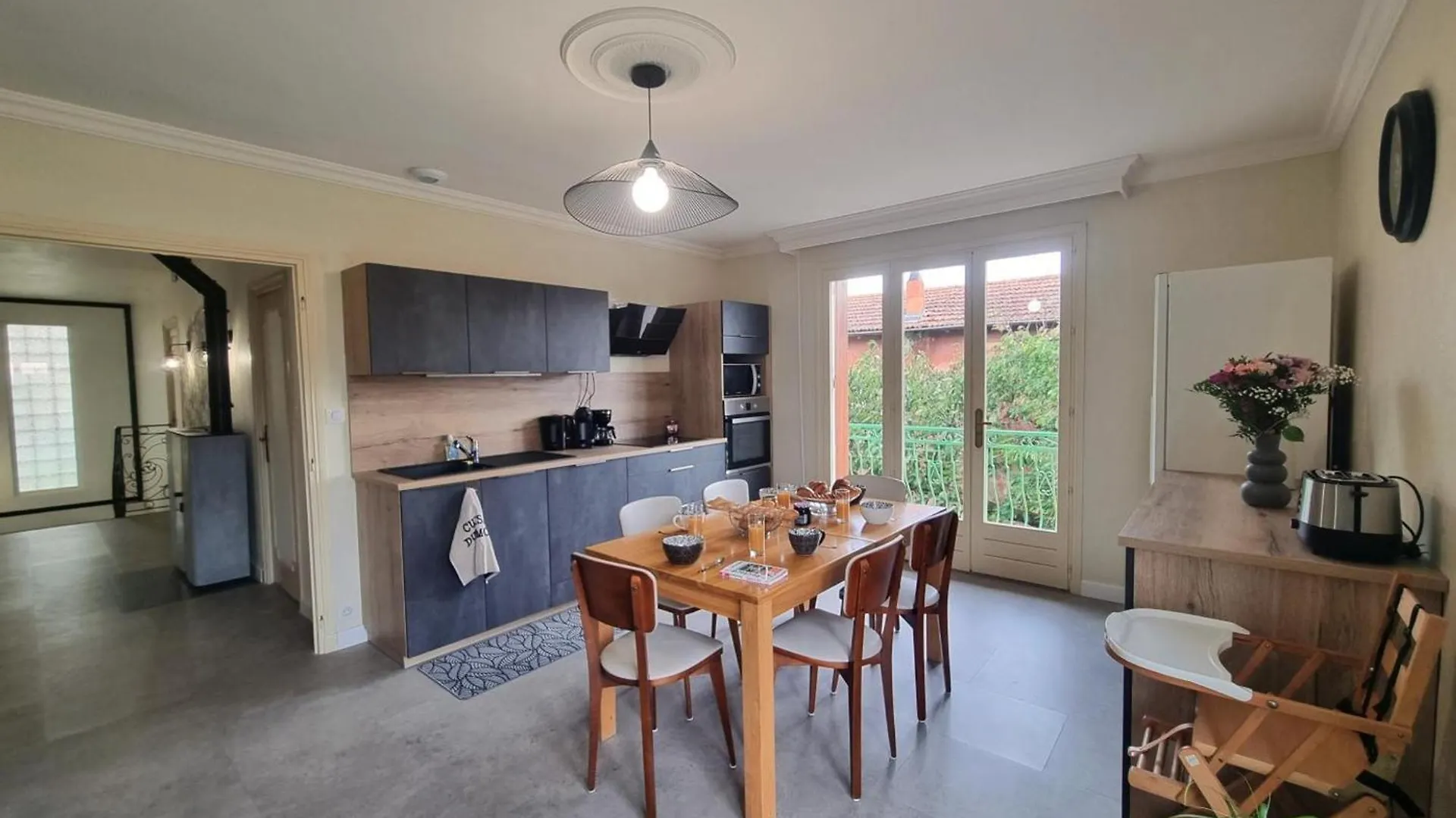 Gite Spacieux Avec Terrasse, Cheminee, Wifi Et Parking A Roanne - Fr-1-496-337 0*,